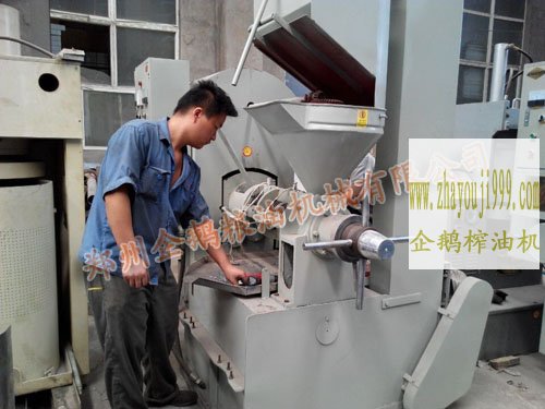 車間師傅對榨油機(jī)設(shè)備進(jìn)行出廠前的很后檢查