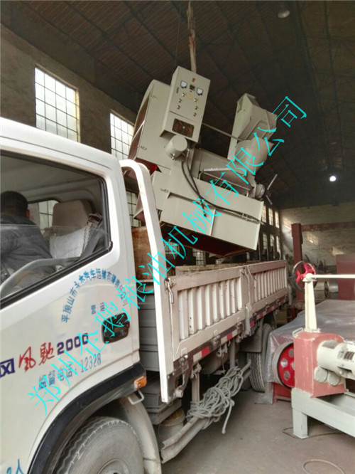 河南平頂山客戶當(dāng)場預(yù)定130型螺旋榨油機機器當(dāng)天發(fā)貨(圖1)